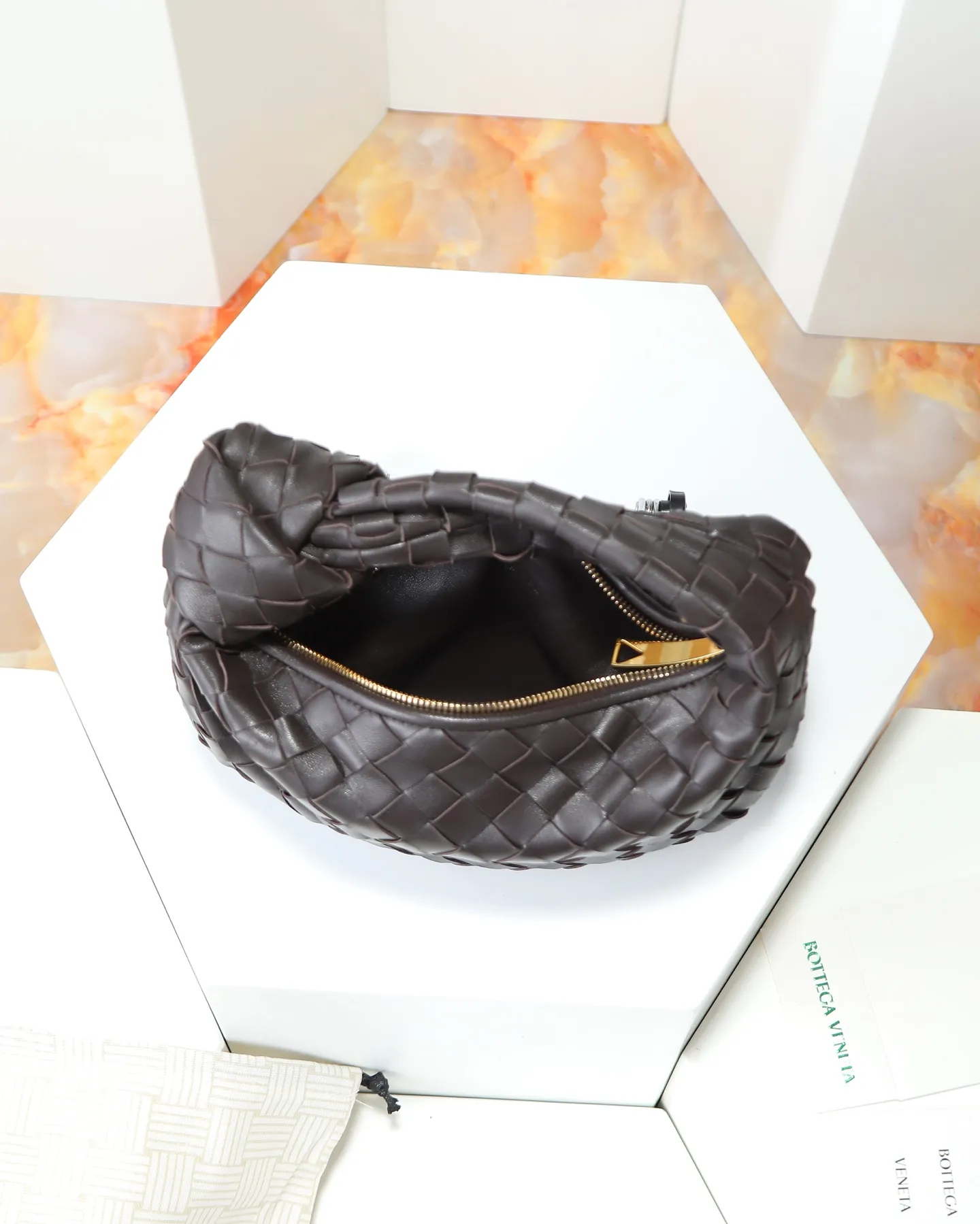 800. Bottega veneta͙.——-The latest braided and knotted hobo🔥 The top-grade lambskin leather is very soft, the bag shape is unique, practical and durable. It retains the traditional weaving elements while being a bit more flamboyant ~ Made of hand-woven sheepskin, zipper opening and closing, curved seamless structure, effortless to match. Highly recommended⚠️⚠️⚠️ The most high-end in the market🌈Welcome to compare [Factory complete package] size: 23x15x5cm.   Model: 651876